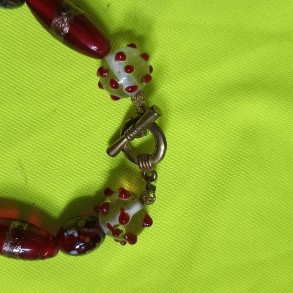 Goldtone red beaded toggle glass Bracelet - Picture 4 of 6